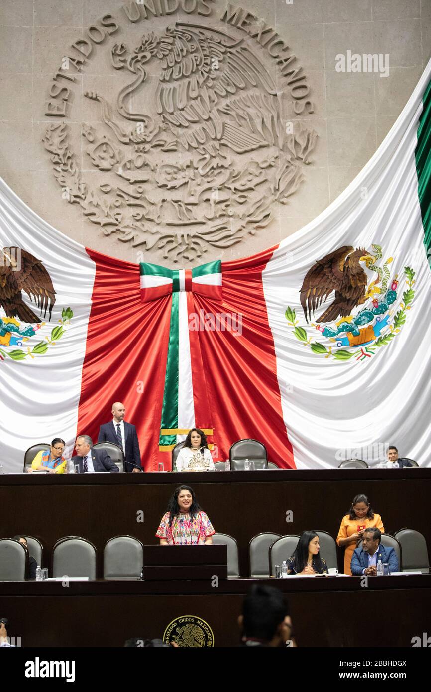 Alejandra Frausto, ministro della Cultura messicana, si rivolge al Congresso federale di Città del Messico. Foto Stock