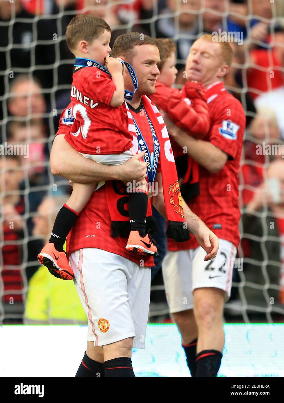 Wayne Rooney e suo figlio Kai, in campo per celebrare il Manchester United vincendo la Barclays Premier League, dopo il gioco Foto Stock