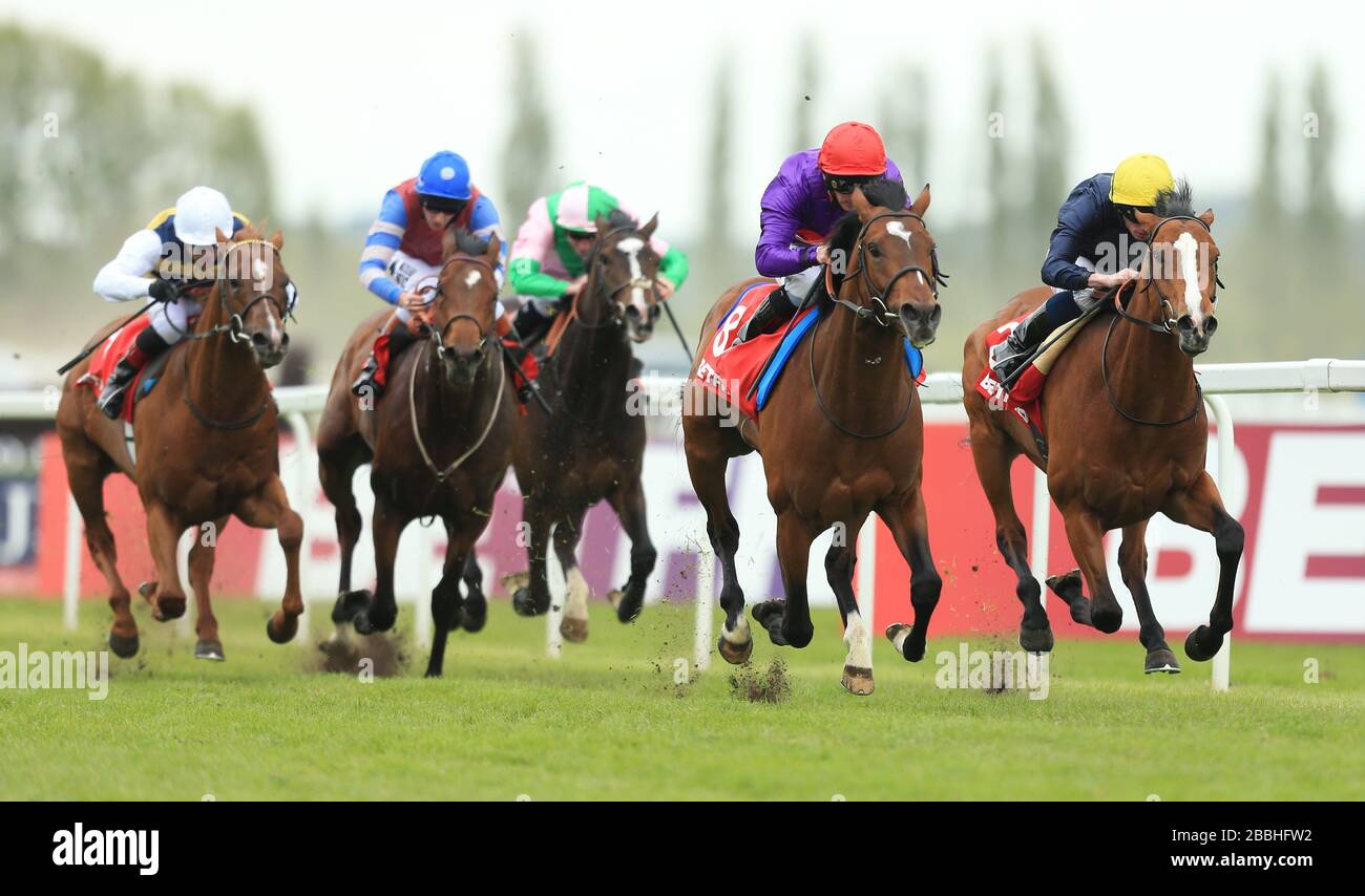 High Troja (Red CAP) guidata da Paul Hanagan porta Hillstar a vincere la Betfred Mobile Sports London Gold Cup Foto Stock