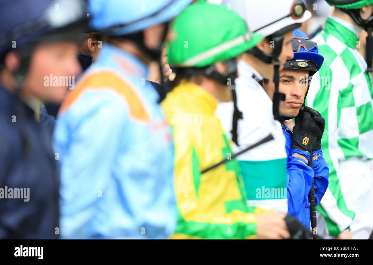 Silvestre De Sousa nella jockey line up prima di vincere il JLT Lockinge Stakes a bordo Farhh Foto Stock