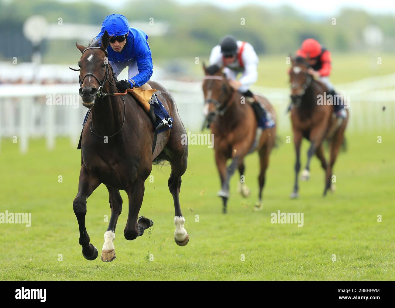 Volenteroso Foe guidato da Silvestre De Sousa vince la JLT Aston Park Stakes Foto Stock