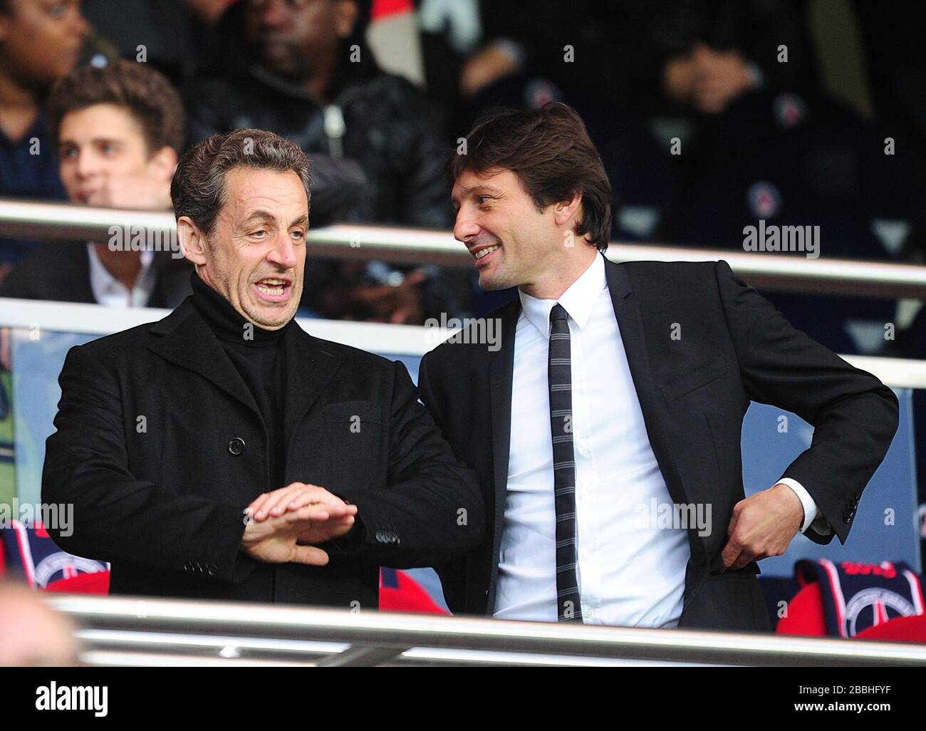 Ex presidente francese Nicolas Sarkozy (a sinistra) in stand con il direttore di calcio di Parigi Saint Germain Leonardo Foto Stock