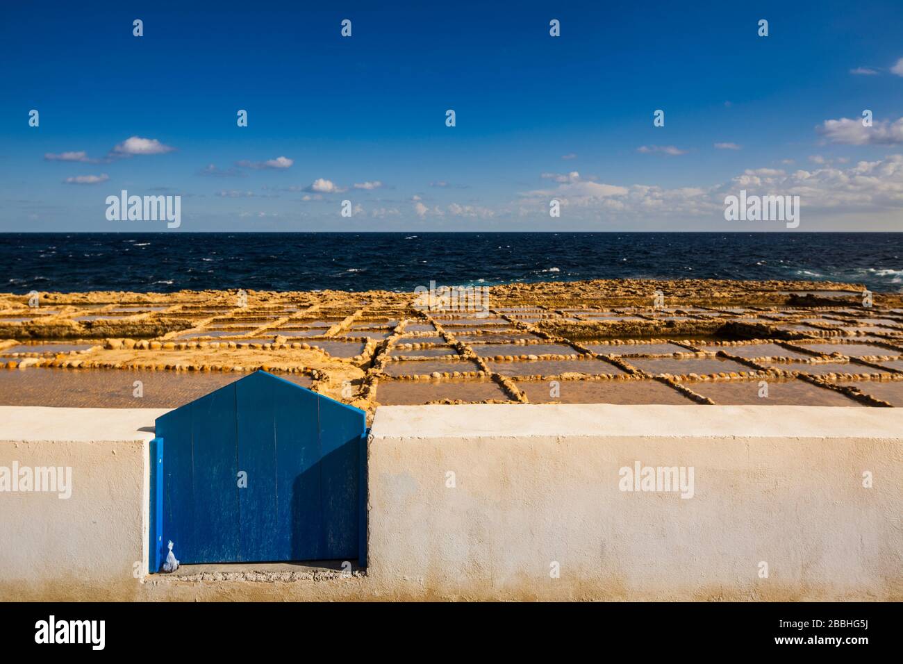 Malta, Gozo: I salpani della baia di Xwejni Foto Stock