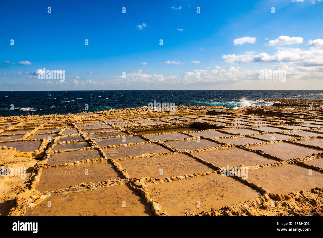 Malta, Gozo: I salpani della baia di Xwejni Foto Stock