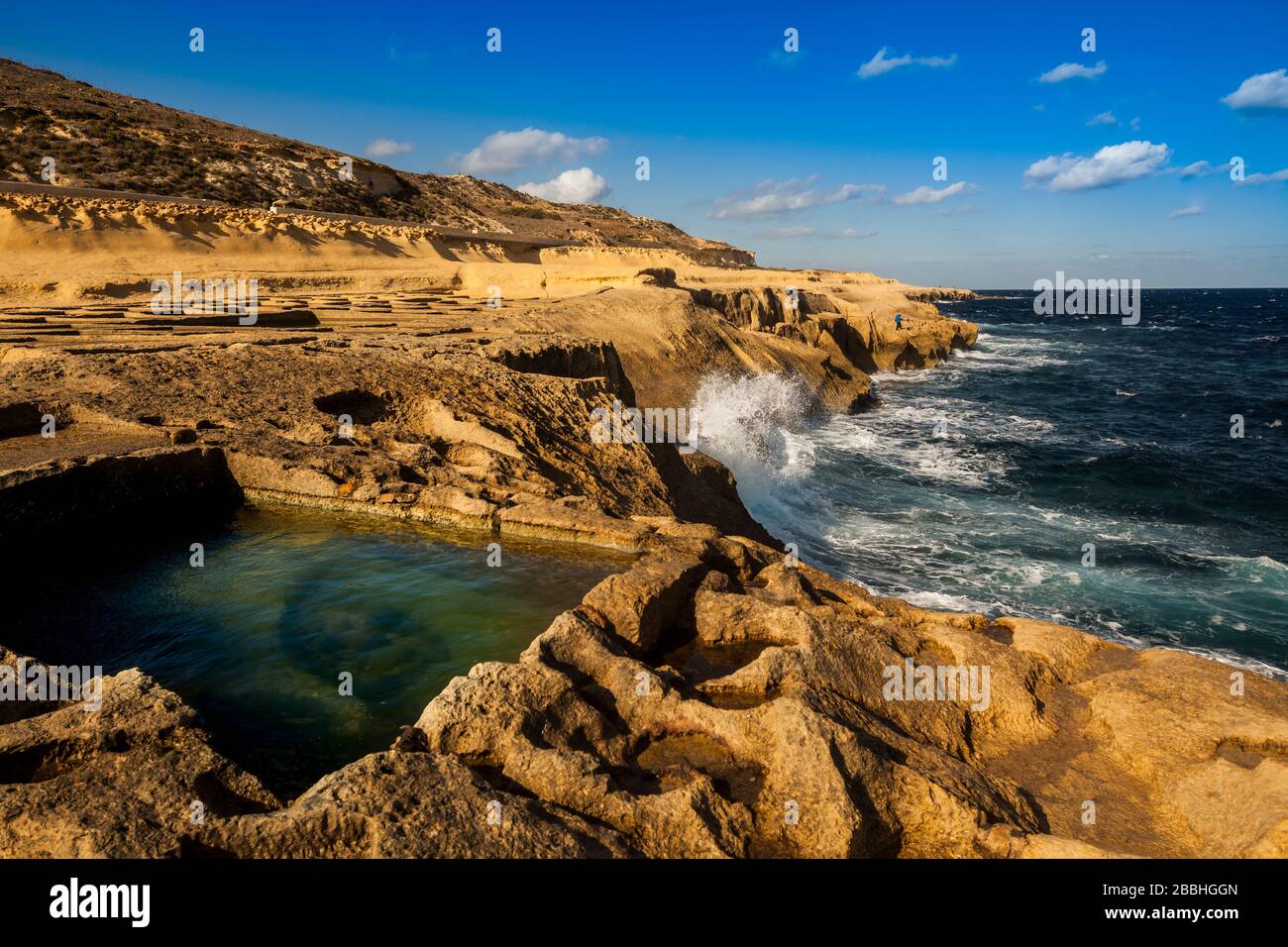 Malta, Gozo: I salpani della baia di Xwejni Foto Stock