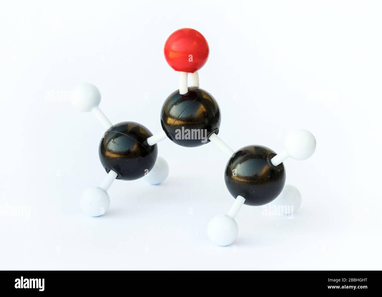 Modello a sfera e stick di una molecola di acetone (formula chimica (CH3)2CO) su sfondo bianco. L'acetone è il chetone più piccolo ed è usato comunemente come Foto Stock