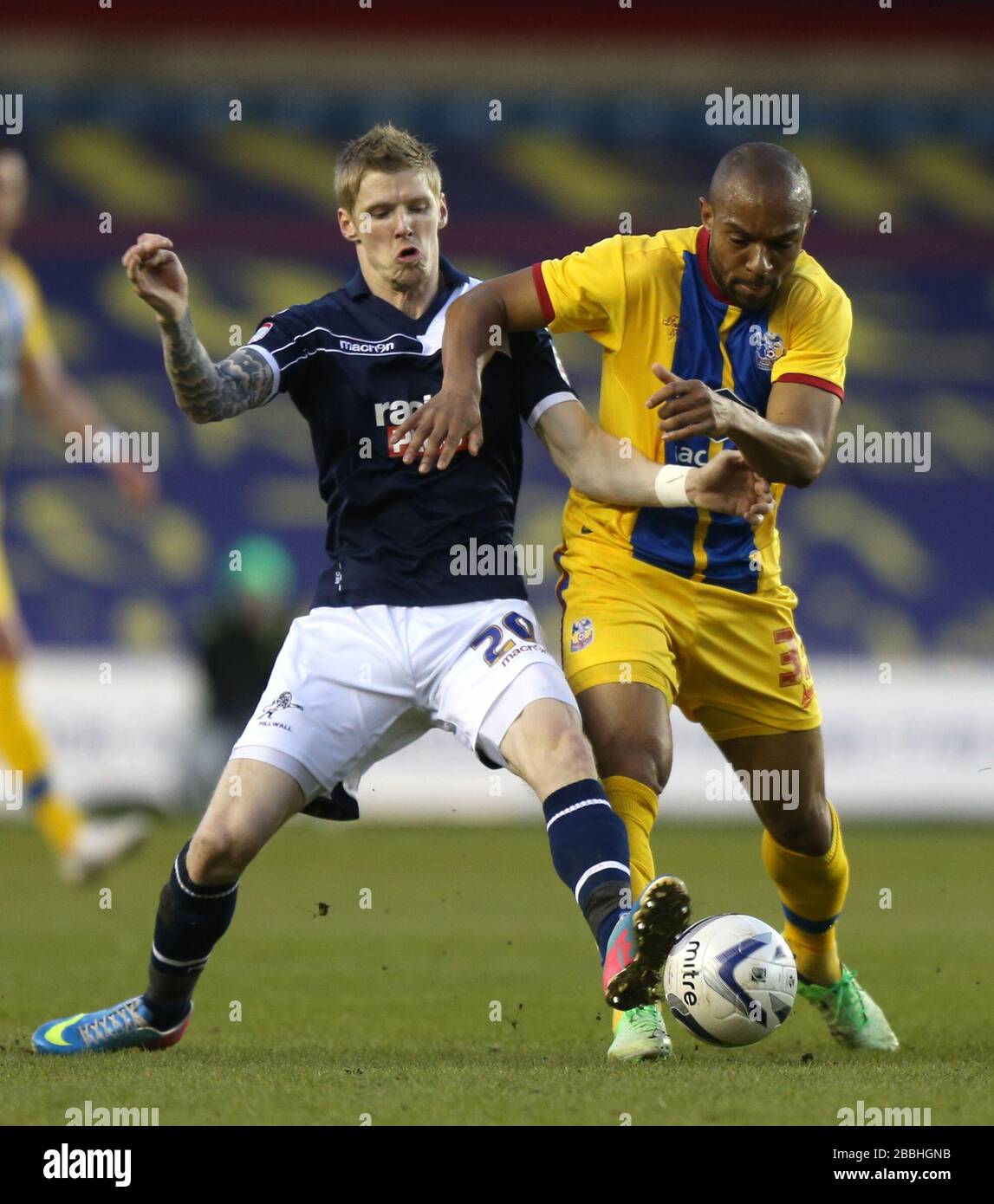 Andrew Keogh di Millwall combatte per il possesso della palla con Danny Gabbidon di Crystal Palace (a destra) Foto Stock