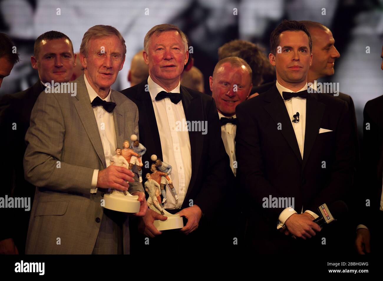 Eric Harrison (a sinistra) e il manager della squadra giovanile del Manchester United Sir Alex Ferguson (al centro) con i loro trofei PFA Merit Award accanto a David Jones Foto Stock