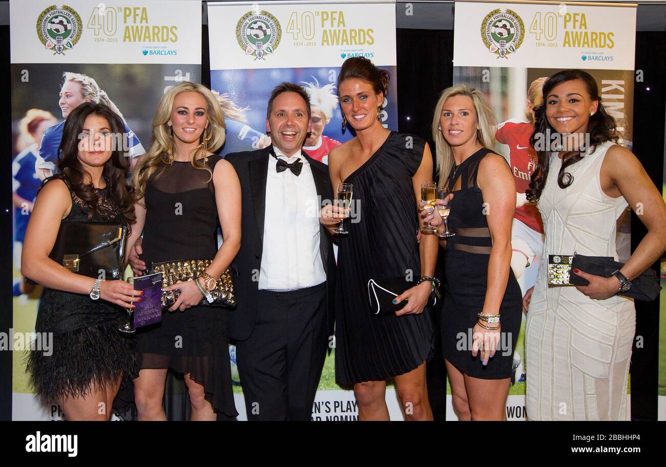 (Da sinistra a destra) Brooke Chaplen, toni Duggan, un ospite, Jill Scott, Carly Telford e Fern Whelan posano per le fotografie durante i PFA Player of the Year Awards 2013 al Grosvenor House Hotel, Londra. Foto Stock