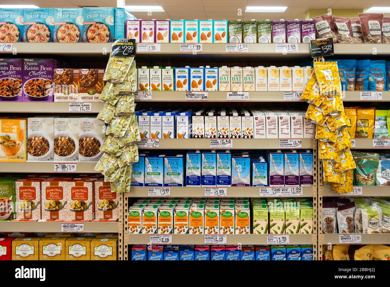 I commercianti Joes scaffali pieni di prodotti imballati. Cereali, bevande, frutta secca, frutta secca. STATI UNITI Foto Stock