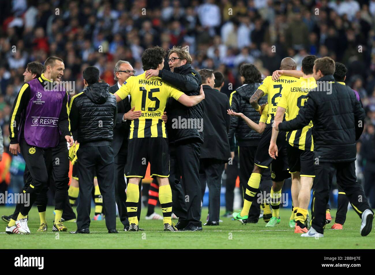 Il coach di Borussia Dortmund Jurgen Klopp (centro) celebra con Mats Hummels dopo il fischio finale Foto Stock