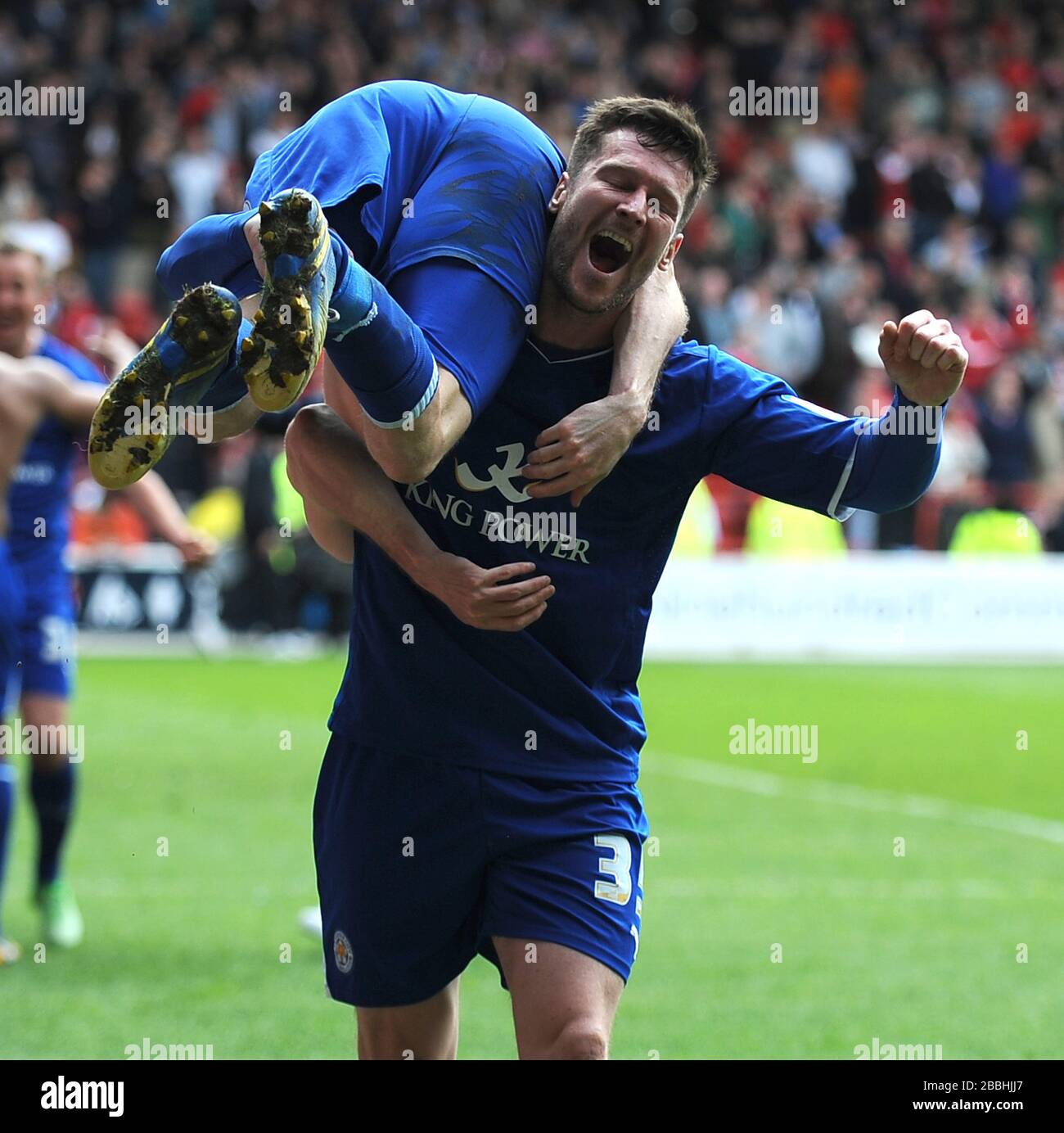 David Nugent di Leicester City (di fronte) celebra con Andy King (sollevato) dopo la partita contro Nottingham Forest Foto Stock