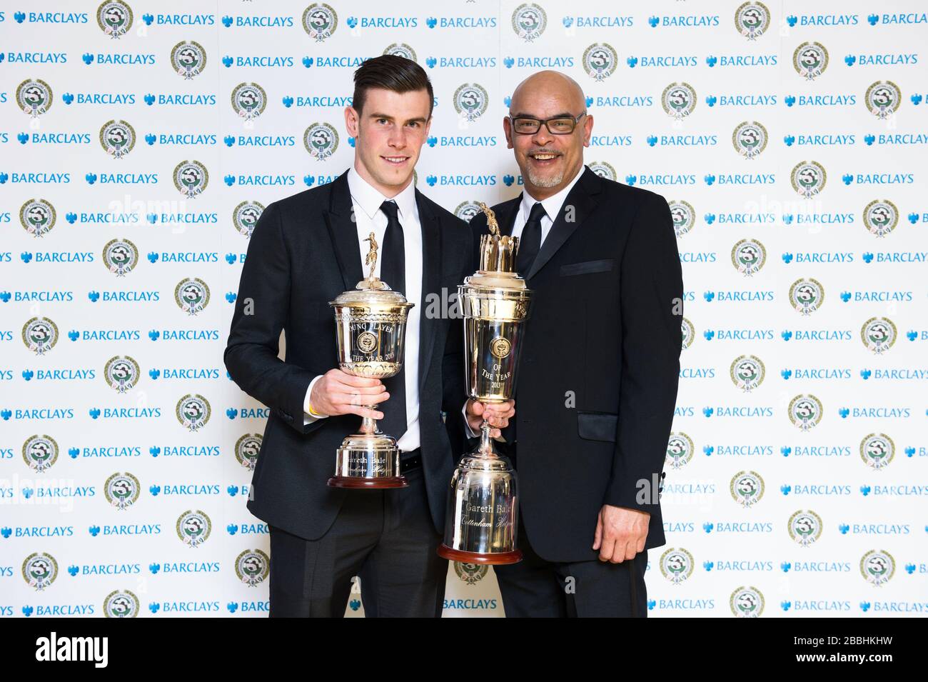 Vincitore del PFA Player of the Year e del Young Player of the Year, Gareth Bale (a sinistra) con il PFA Commercial Director George Berry durante i PFA Player of the Year Awards 2013 al Grosvenor House Hotel di Londra. Foto Stock