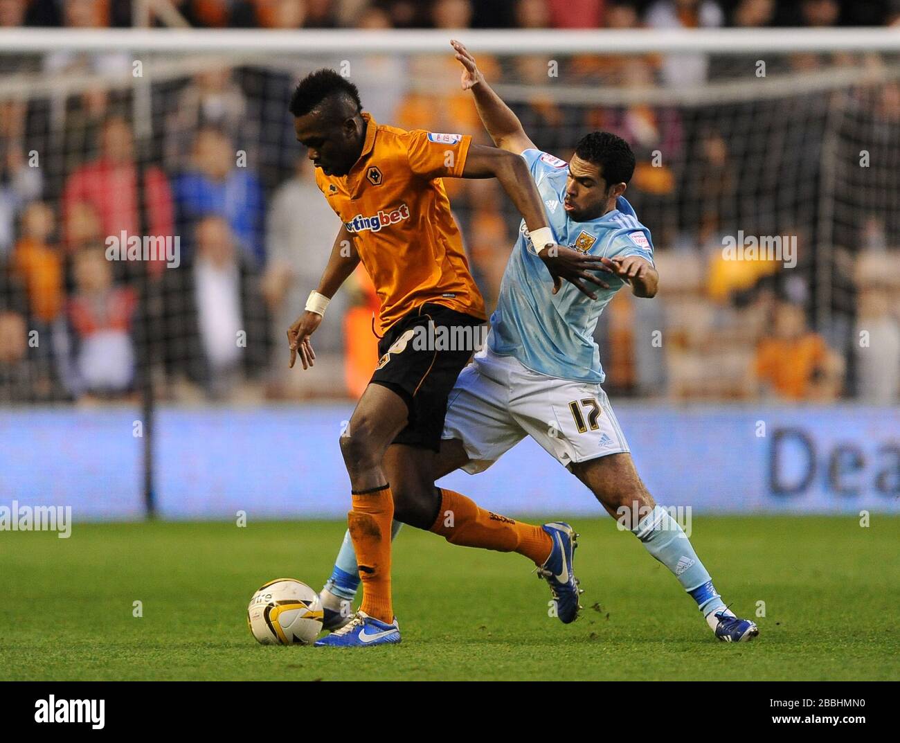 Tongo Doumbia (a sinistra) e Ahmed Fathi (a destra) della città di Hull per la palla. Foto Stock