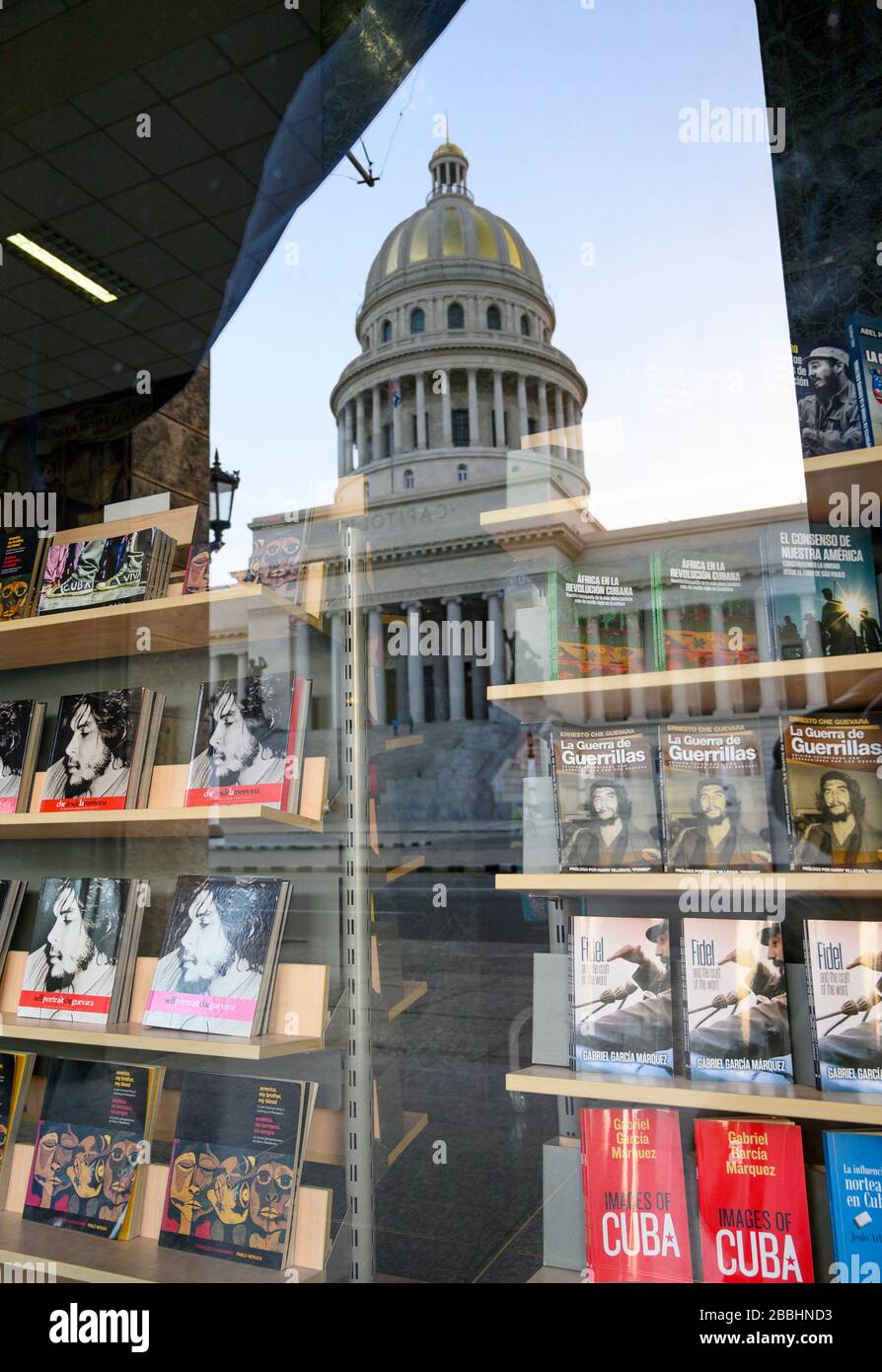 Riflessione di El Capitolio, o il Campidoglio Nazionale e libreria wirth che e Fidel libri, , l'Avana, Cuba Foto Stock