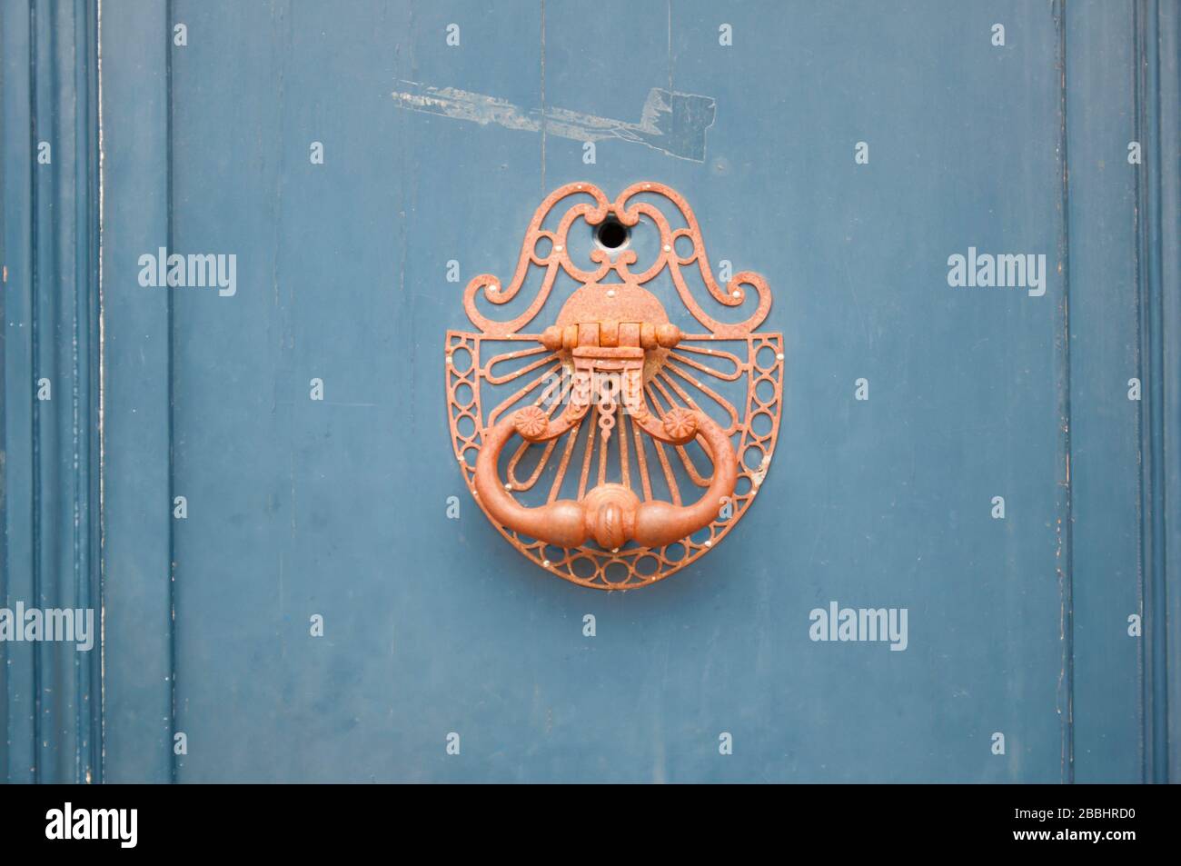 Grande maniglia in rame intagliato sulla porta di legno blu, vista ravvicinata. Francia Foto Stock