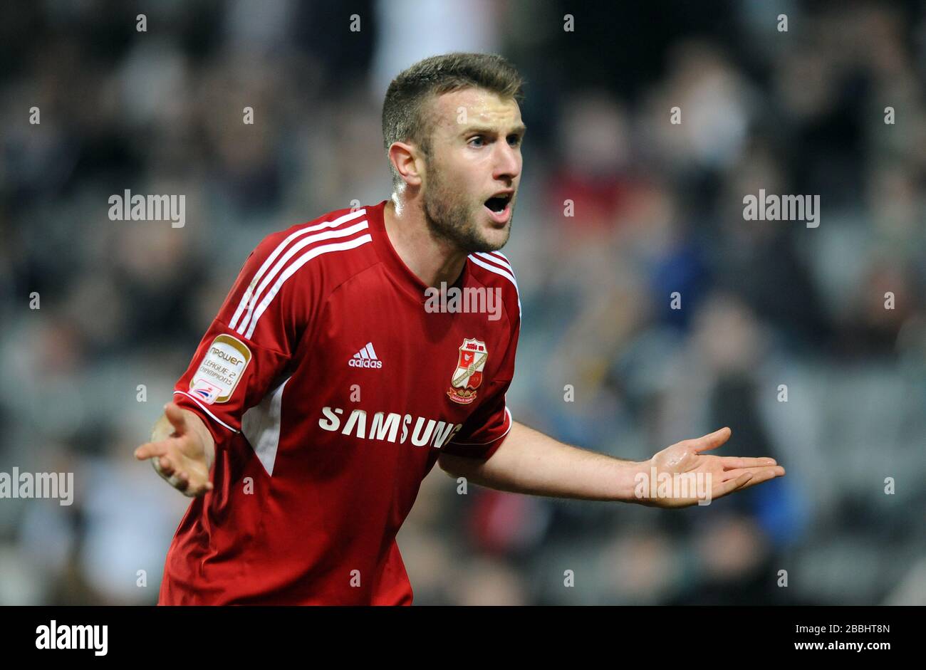 Andy Williams di Swindon Town fa appello al linesman dopo che il suo obiettivo non è consentito per un fallo sul portiere Ian McLoughlin dei Dons Milton Keynes Foto Stock