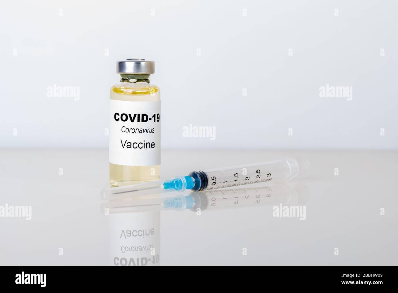 Vaccino contro il virus della coronovirus. Il concetto medico. Fiala e siringa. CopySpace Foto Stock