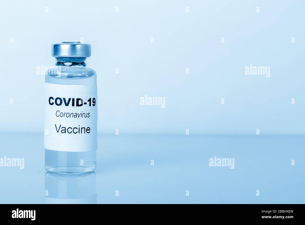 Vaccino contro il virus della coronovirus. Il concetto medico. Spazio di copia, toni blu Foto Stock