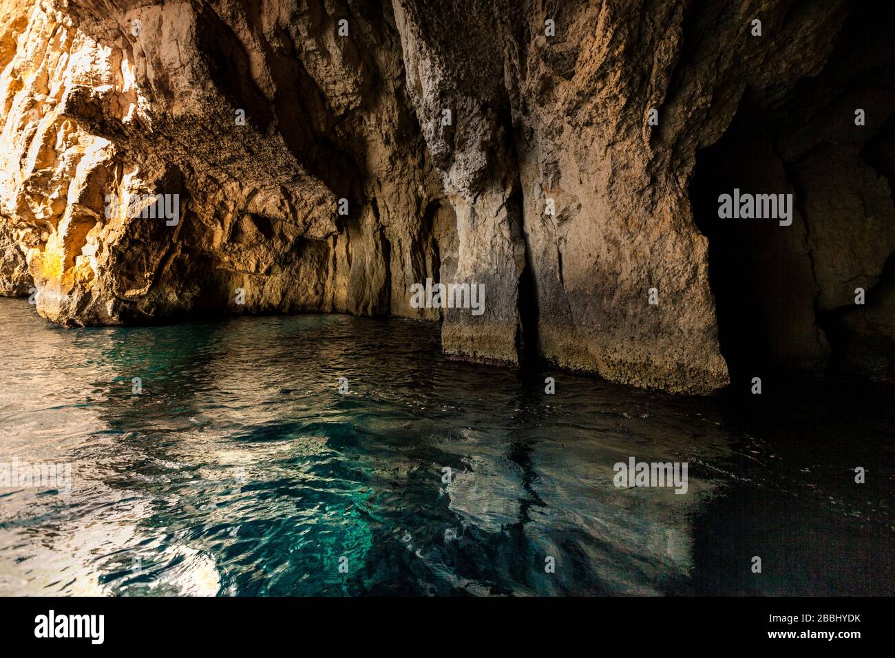 Malta, escursione alla Grotta Azzurra. Un certo numero di caverne marine sulla costa meridionale di Malta, a est del porto dei pescatori Wied iż-Żurrieq Foto Stock