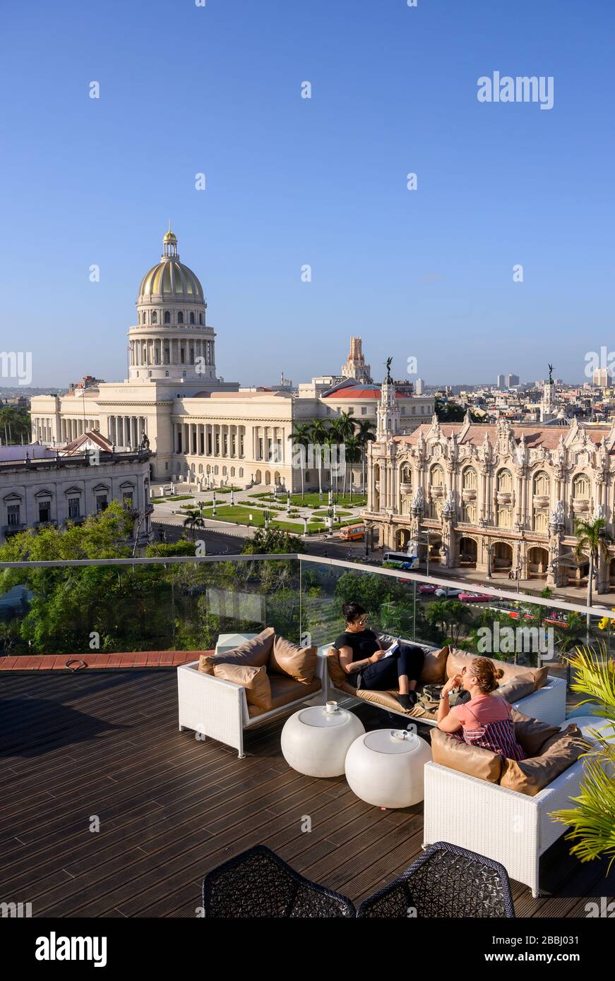 Vista su El Capitolio, o il Campidoglio Nazionale, e Gran Teatro de la Habana, dal tetto del Gran Hotel Manzana Kempinski, Havana, Cuba Foto Stock