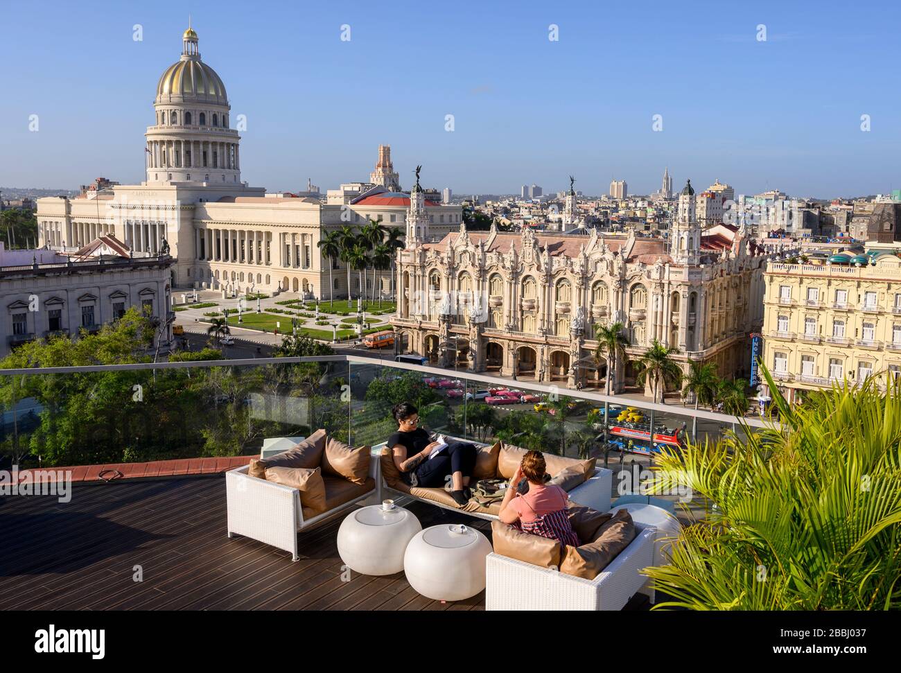 Vista su El Capitolio, o il Campidoglio Nazionale, e Gran Teatro de la Habana, dal tetto del Gran Hotel Manzana Kempinski, Havana, Cuba Foto Stock