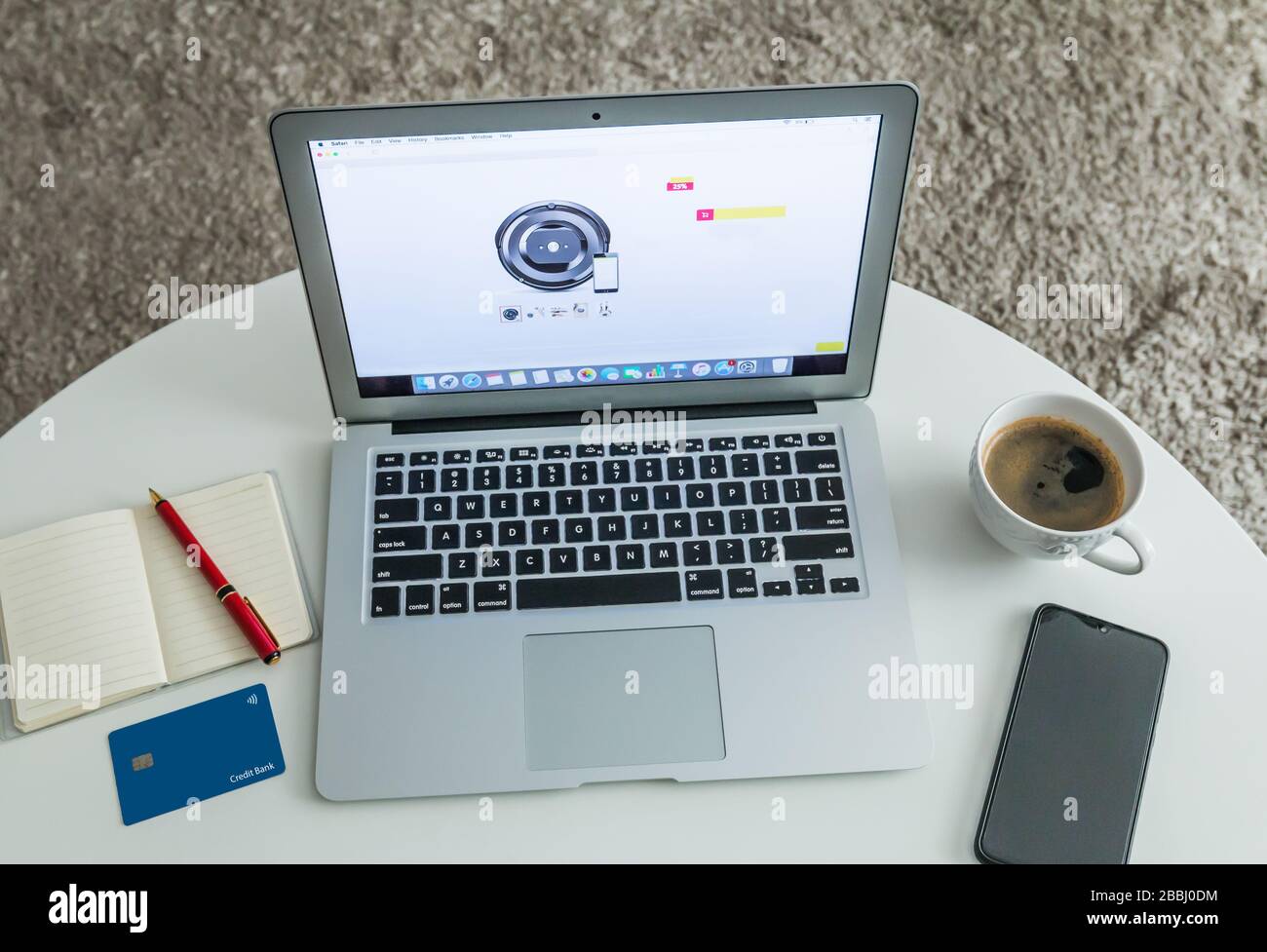 Concetto di shopping online con laptop, carta di credito, notebook per la lista degli acquisti, telefono cellulare e caffè. Foto Stock