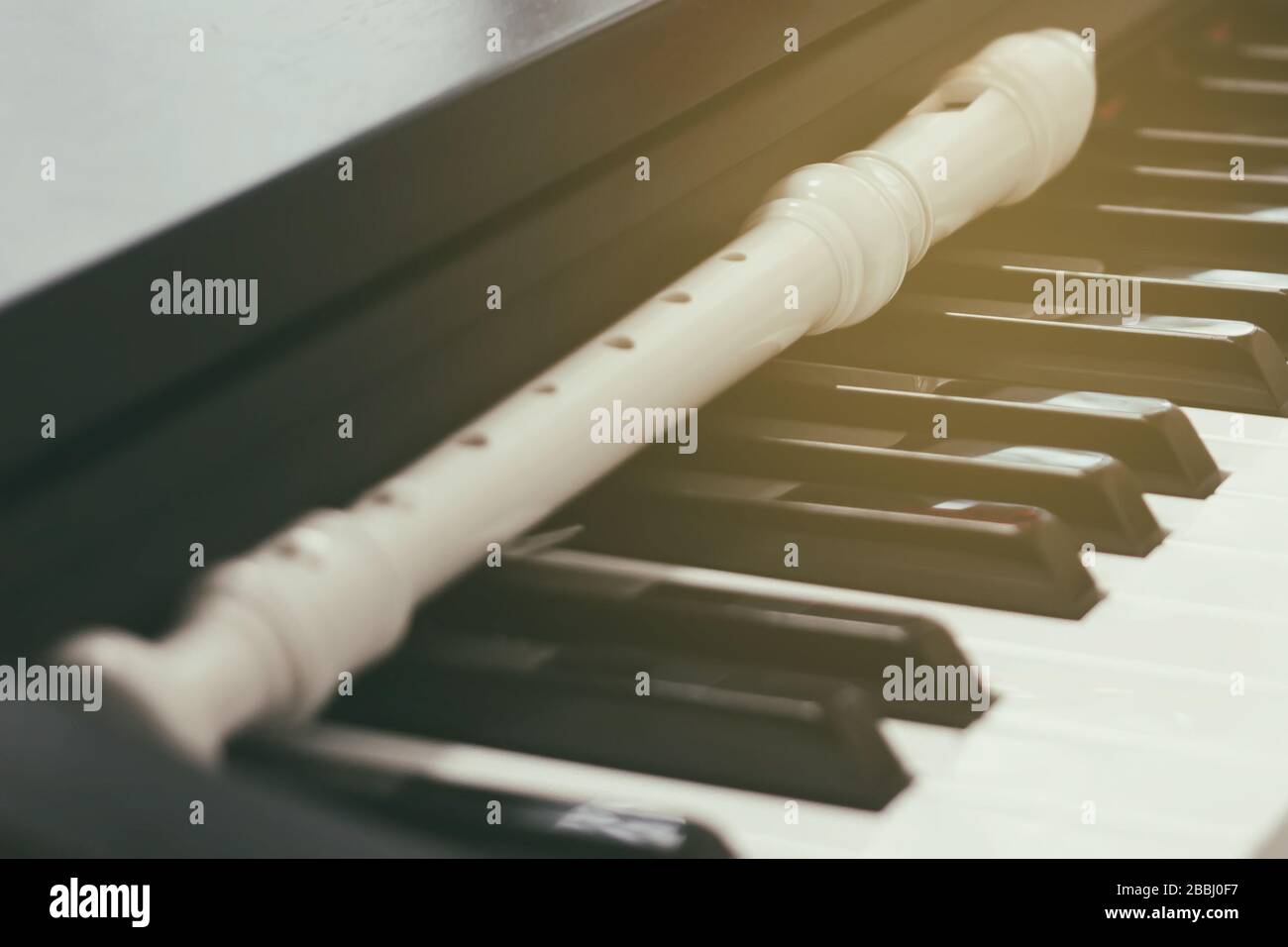 Block flute rest su tastiera piano. Concetto di musica classica Foto Stock