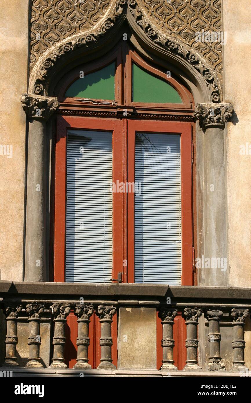 Finestra in stile orientale. Dettagli architettonici su 19th secolo casa a  Bucarest, Romania Foto stock - Alamy
