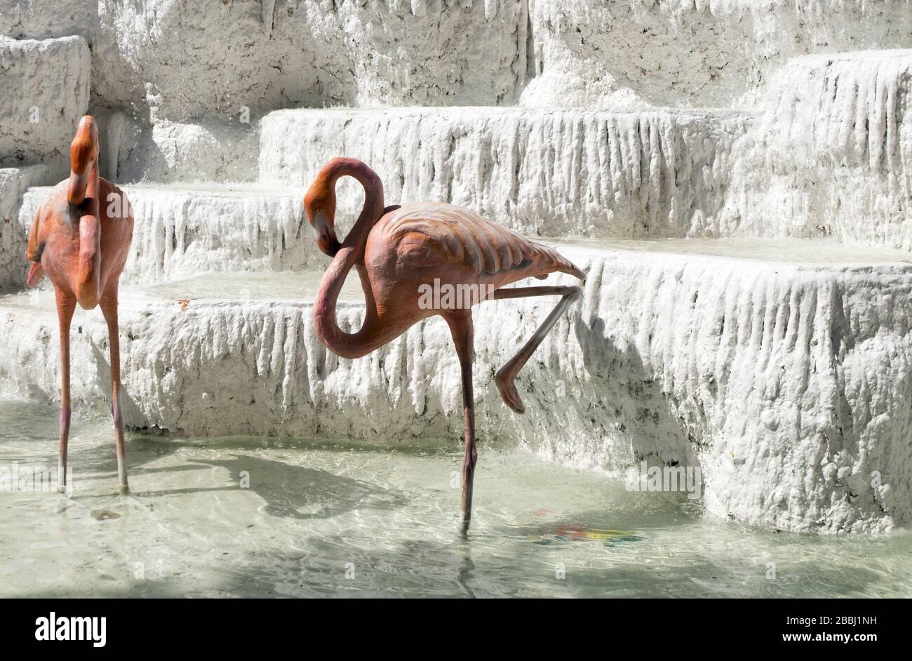 Statua Pelican all'interno di una piscina. La piscina fa parte di un parco pubblico nel centro della città. Foto Stock