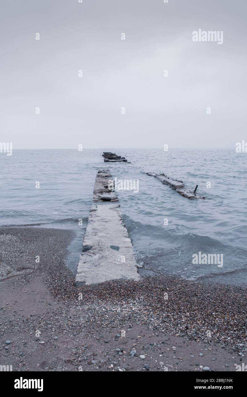 Un muro rotto lungo le rive del lago Michigan Foto Stock