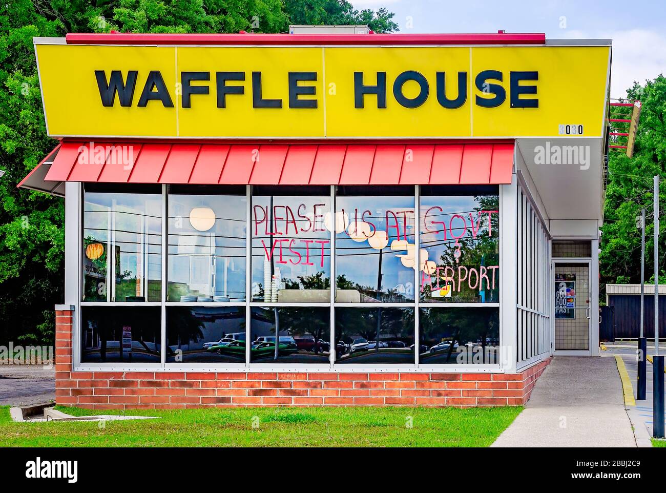Un cartello annuncia la chiusura temporanea di waffle House a causa di COVID-19, 29 marzo 2020, in Mobile, Alabama. Foto Stock