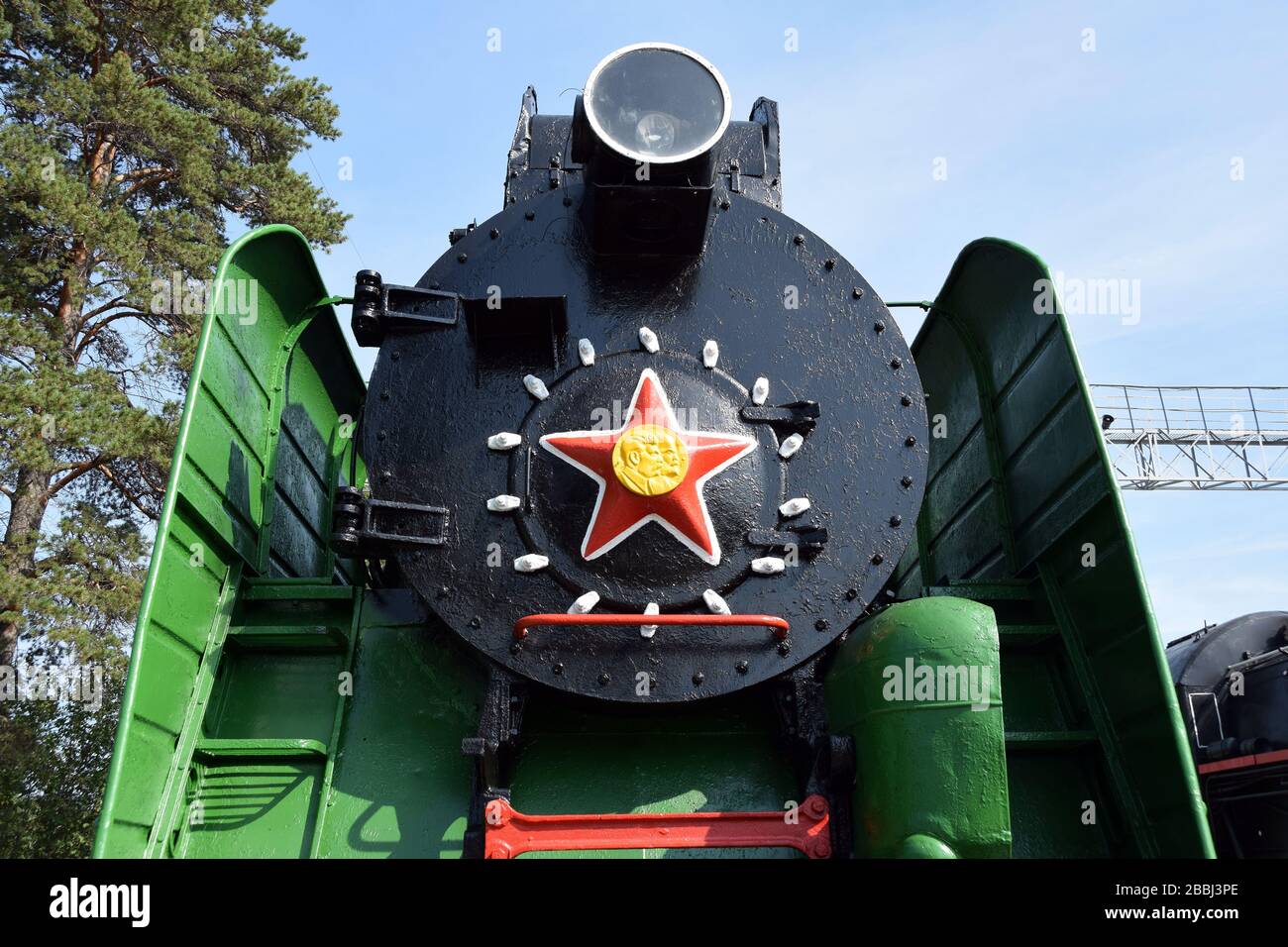 La simbolica stella rossa sovietica con Lenin e Stalin sulla parte anteriore di una locomotiva a vapore nel museo della tecnica di Novossibirsk, Russia. Foto Stock