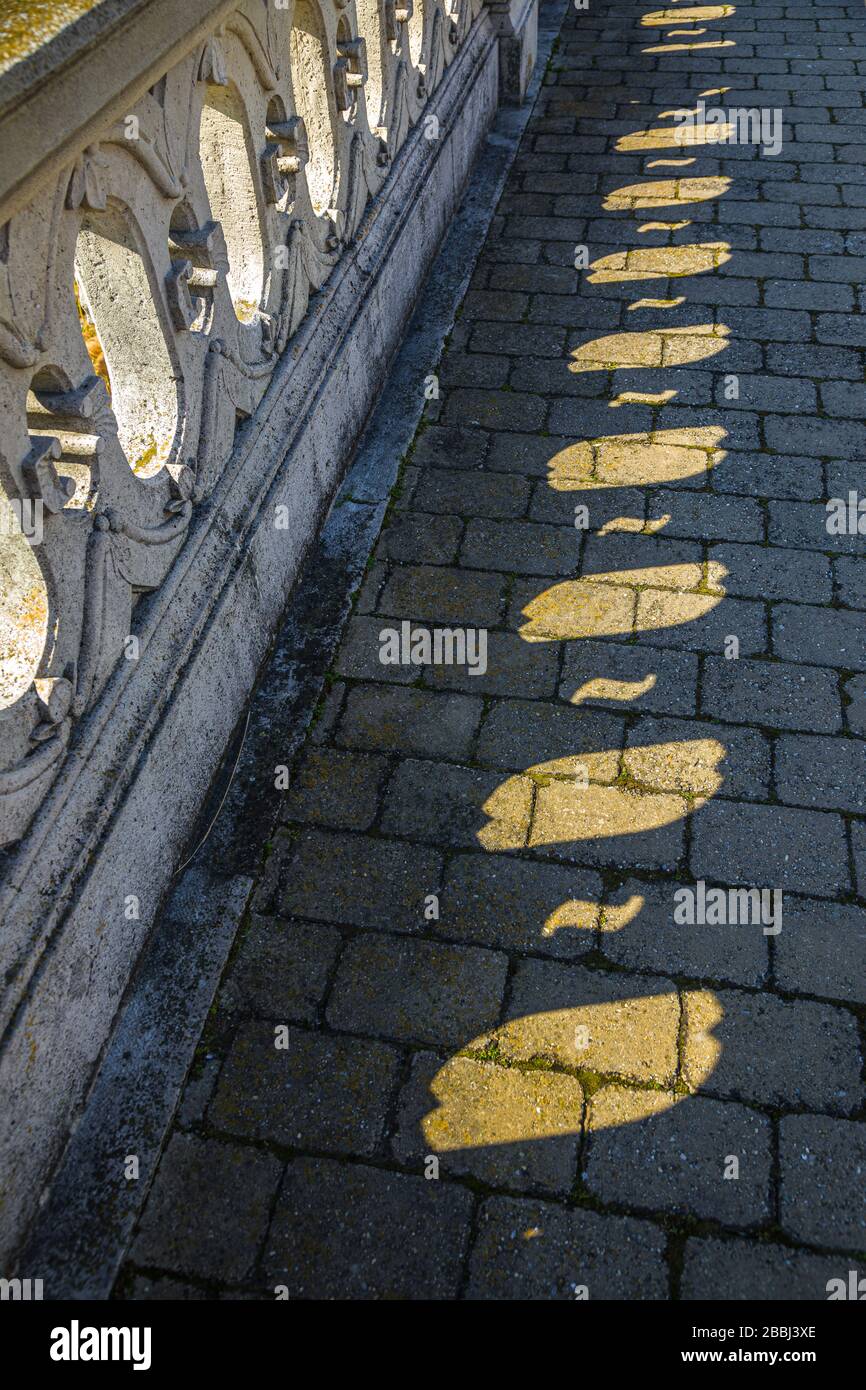 Ponte Barocco-Art Nouveau sull'acqua nera a Kralova, nei pressi di Senec, Slovacchia Foto Stock