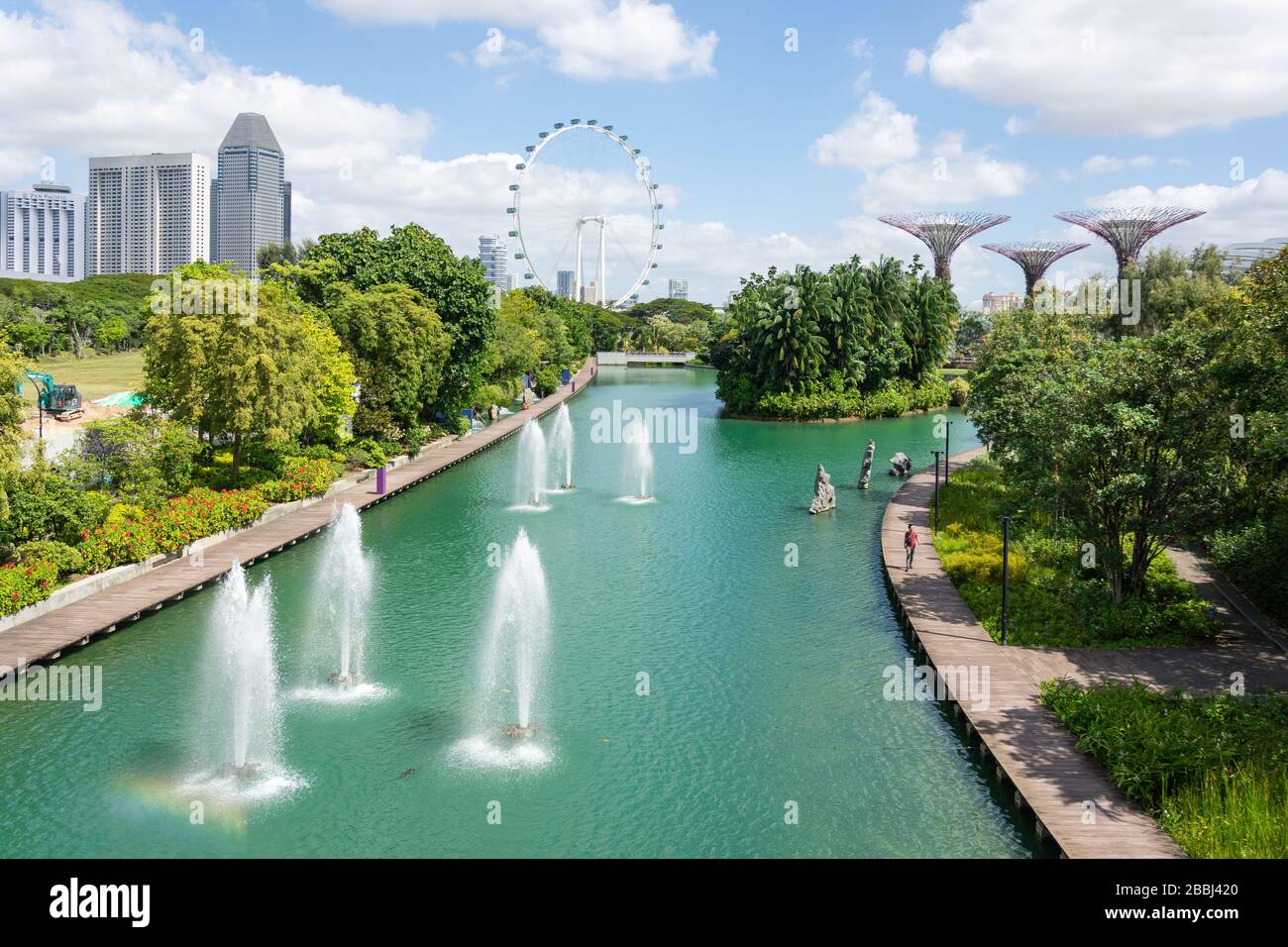 Fontane sul lago Dragonfly nei giardini vicino alla baia, centro città, Marina Sud, Singapore Foto Stock