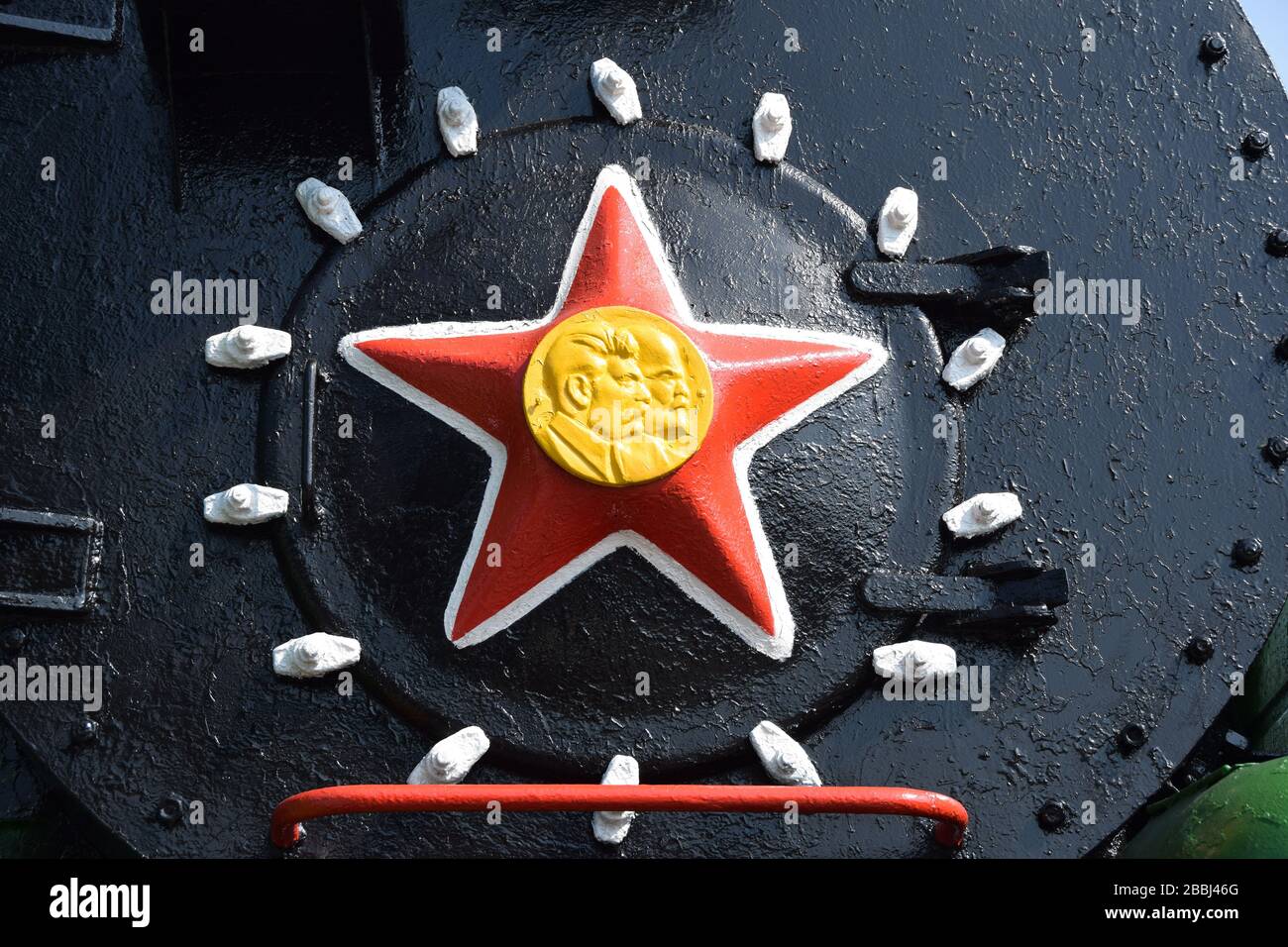 La simbolica stella rossa sovietica con Lenin e Stalin sulla parte anteriore di una locomotiva a vapore nel museo della tecnica di Novossibirsk, Russia. Foto Stock