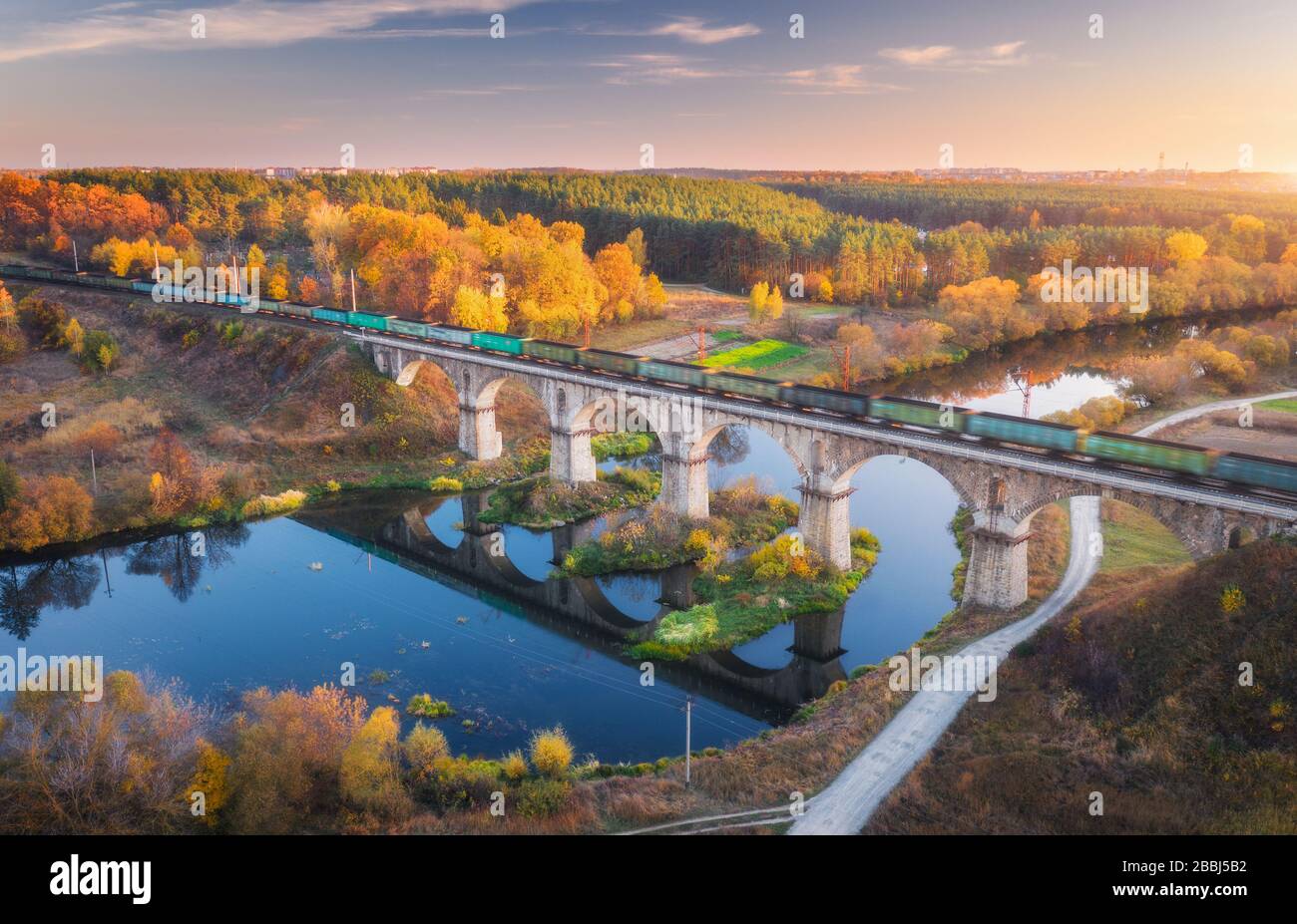 Veduta aerea del treno merci sul ponte ferroviario e sul fiume Foto Stock