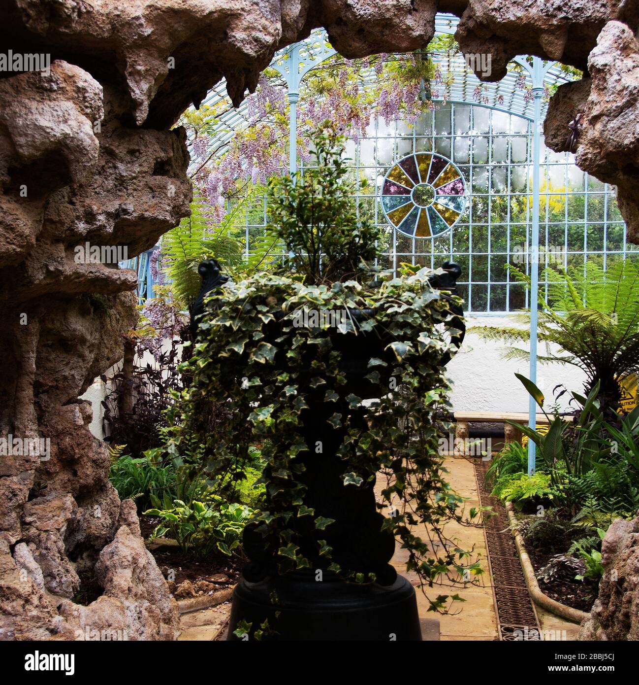 La romantica grotta e la feliceria nel Giardino Svizzero Foto Stock