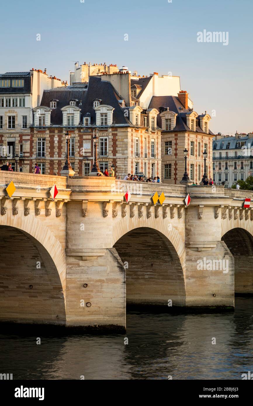 Luce del sole serale su Pont Neuf, Ile-de-la-Cite e gli edifici di Parigi, Francia Foto Stock