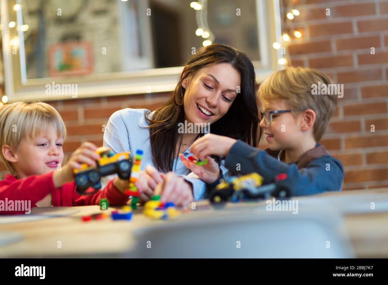 Madre e figli a casa Foto Stock