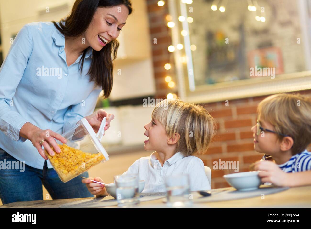 Madre e figli a casa Foto Stock