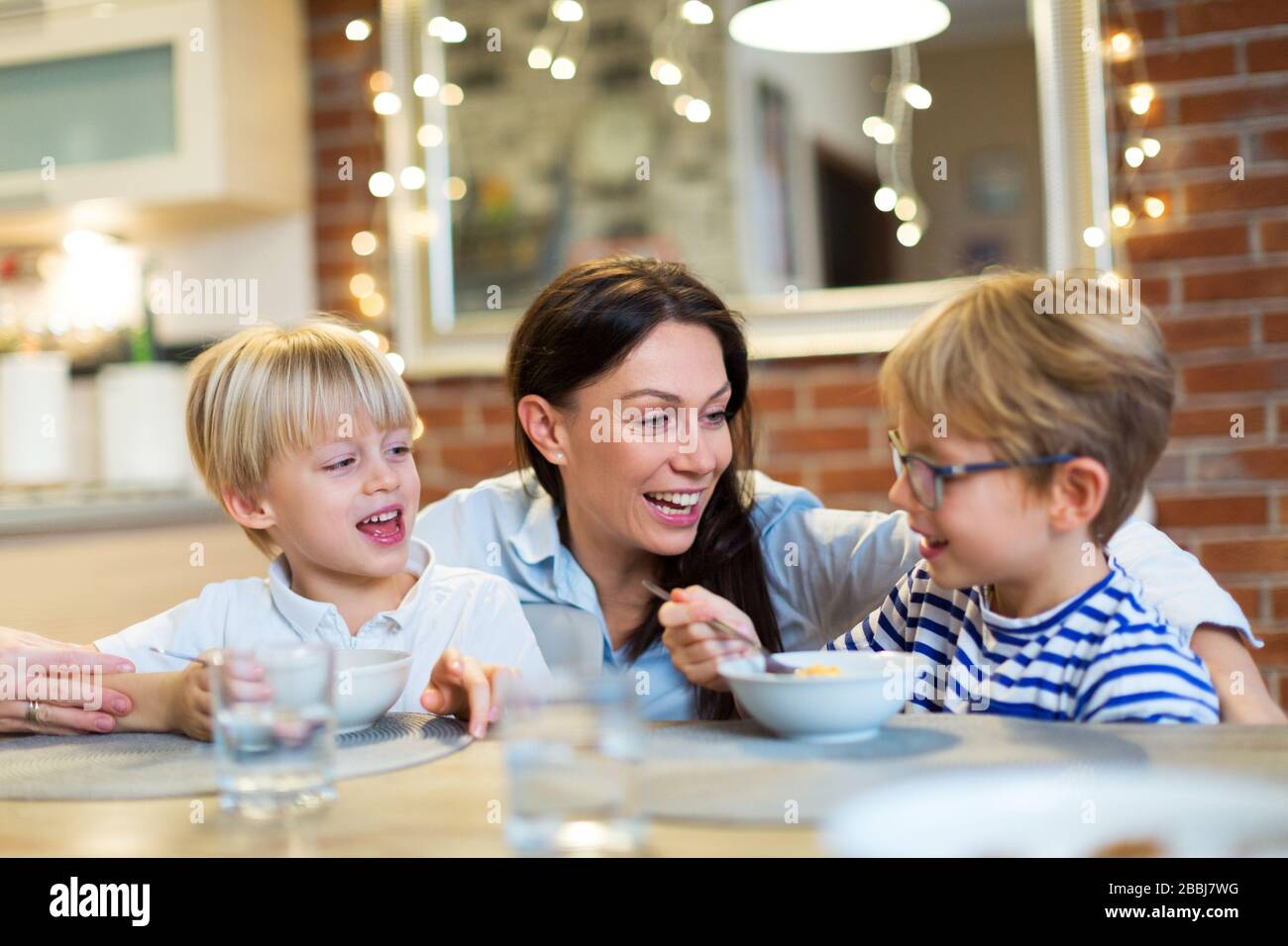 Madre e figli a casa Foto Stock