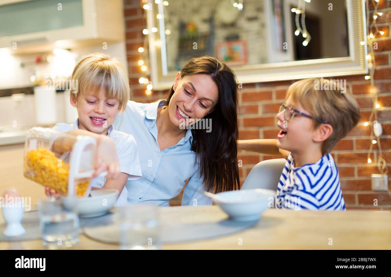 Madre e figli a casa Foto Stock