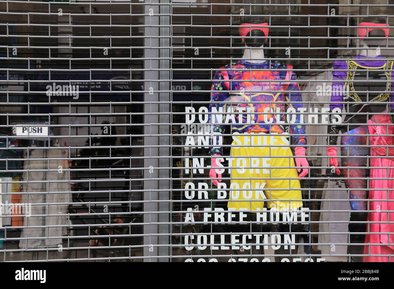 I negozi di beneficenza si sono chiusi nella pandemia di coronavirus, nel Regno Unito Foto Stock