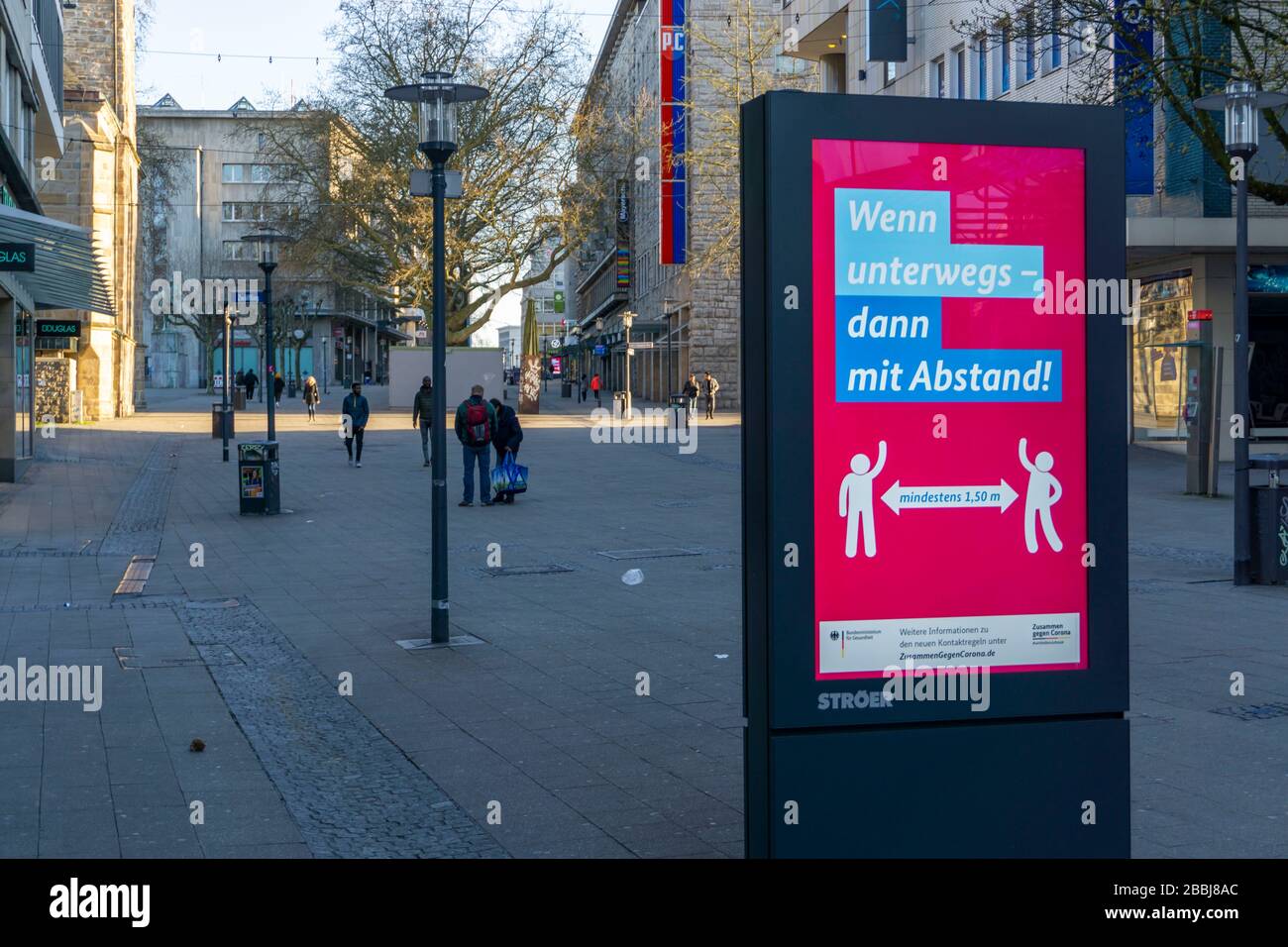 Appello del Ministero federale della salute per mantenere la distanza, campagna pubblicitaria, LED Roadside schermo, monitor di pubblicità digitale, effetti del cor Foto Stock