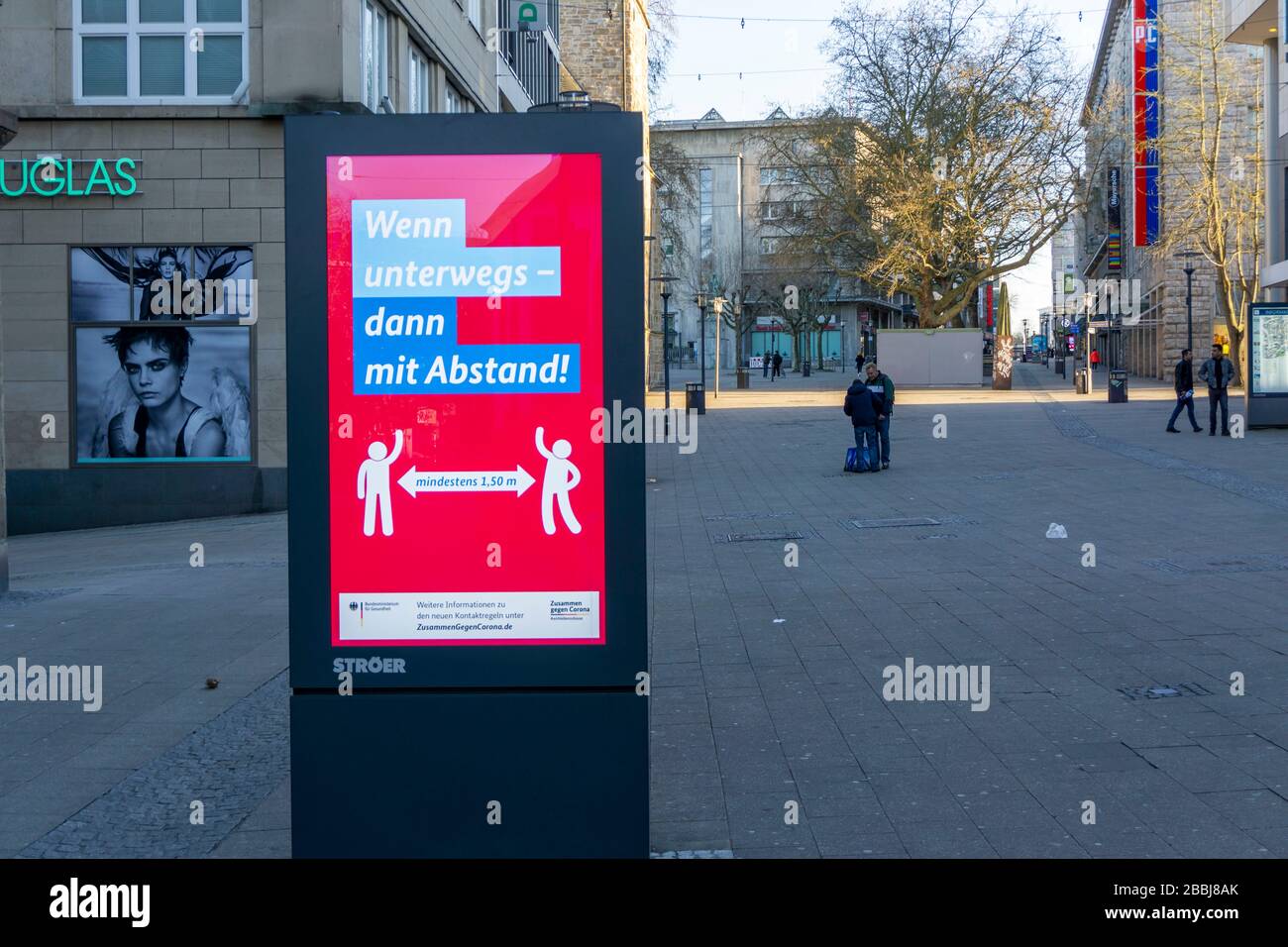 Appello del Ministero federale della salute per mantenere la distanza, campagna pubblicitaria, LED Roadside schermo, monitor di pubblicità digitale, effetti del cor Foto Stock