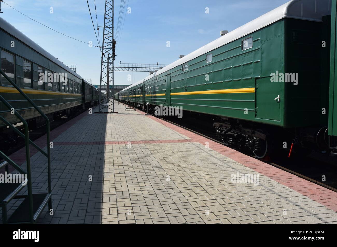 Fianco a fianco, un treno passeggeri sulla sinistra e un treno postale sulla destra nel museo di tecnica a Novossibirsk, Russia. Foto Stock