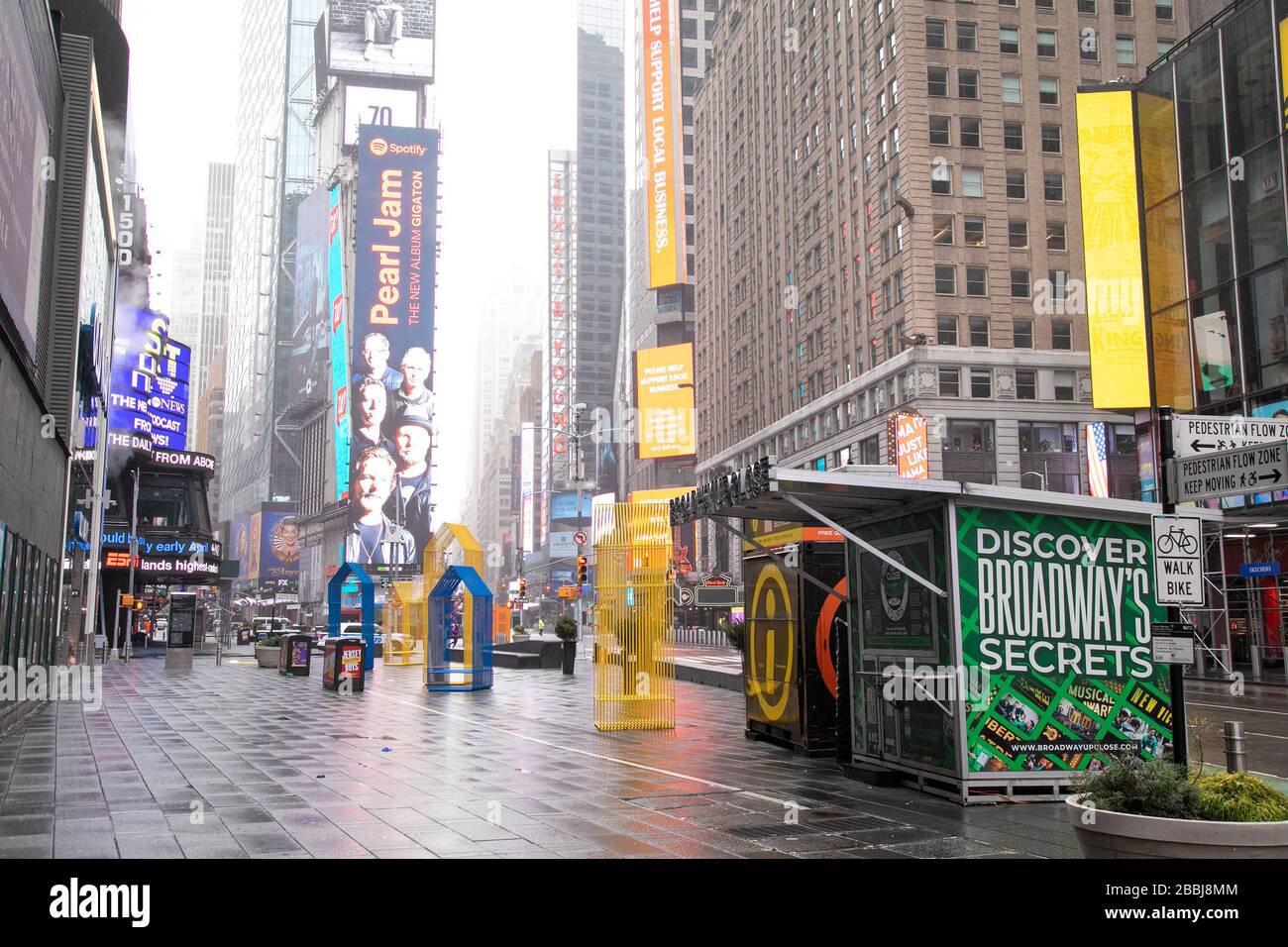 Una tranquilla giornata di pioggia in Times Square durante la pandemia di coronavirus. Foto Stock