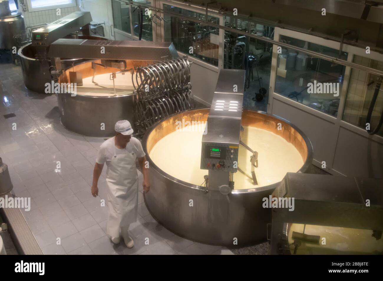 Le Gruyere caseificio Svizzera, 03/09/2019, la bellissima città delle alpi. La produzione del formaggio famoso in tutto il mondo. Stoccaggio in grotte e. Foto Stock