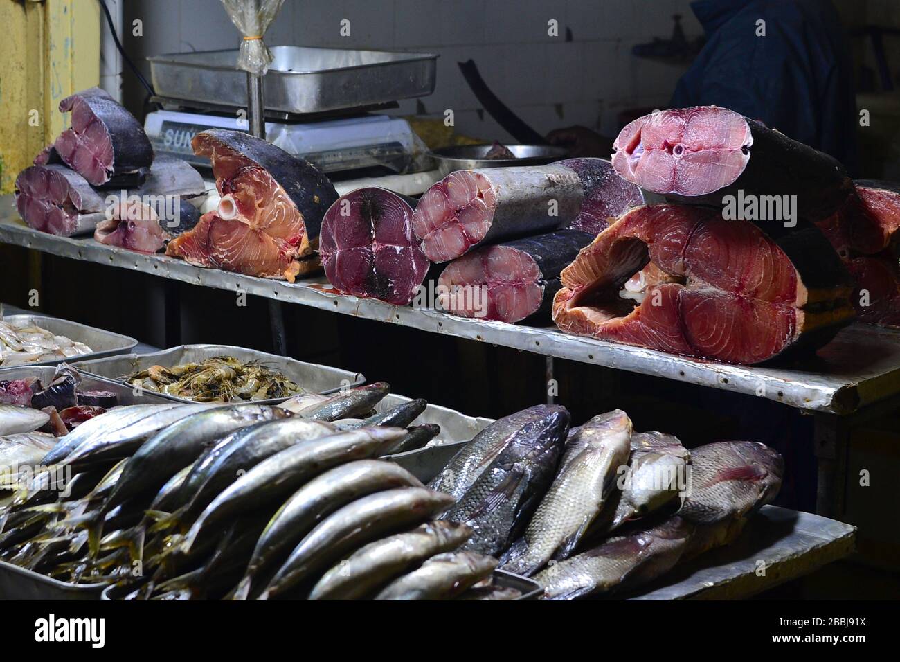 Pesci crudi sul mercato del pesce stallo sulla strada. Fornitore di pesce fresco. Nuwara Eliya, Sri Lanka Foto Stock